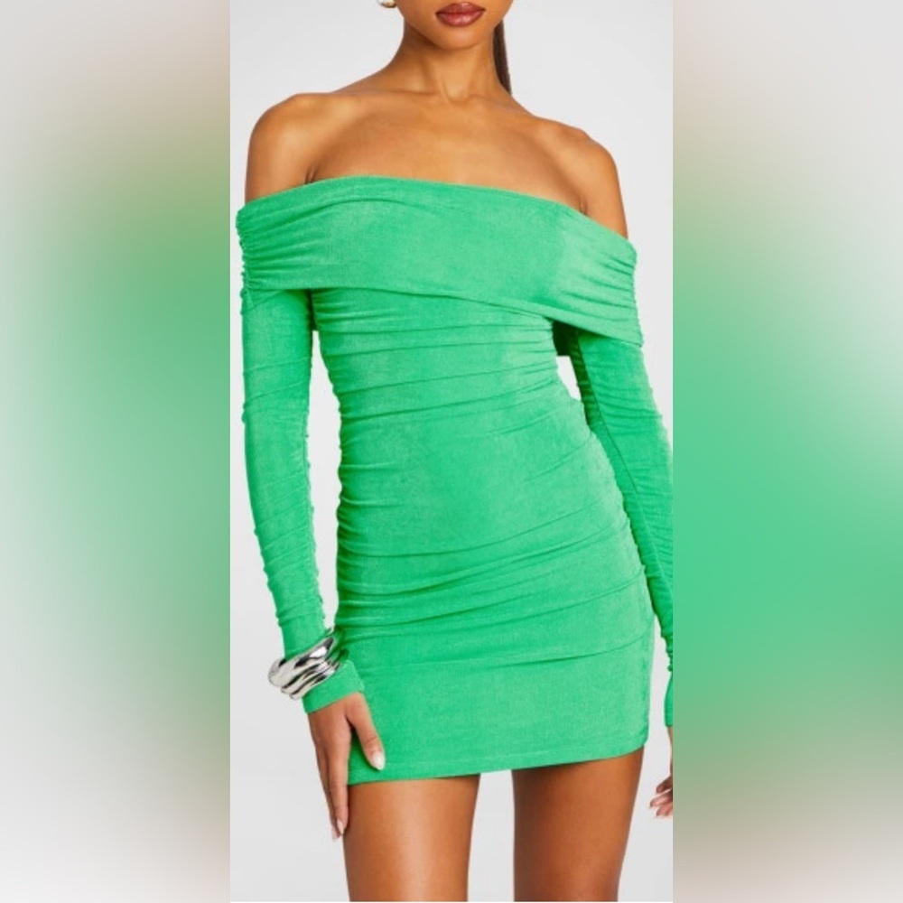 Off-The-Shoulder Mini Dress
SER.O.YA Elegant Green Off-Shoulder